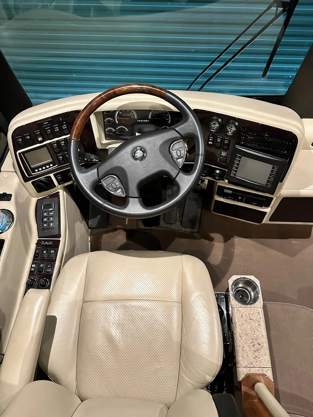 2012 Prevost Liberty H3-45 Motorhome - Image 11