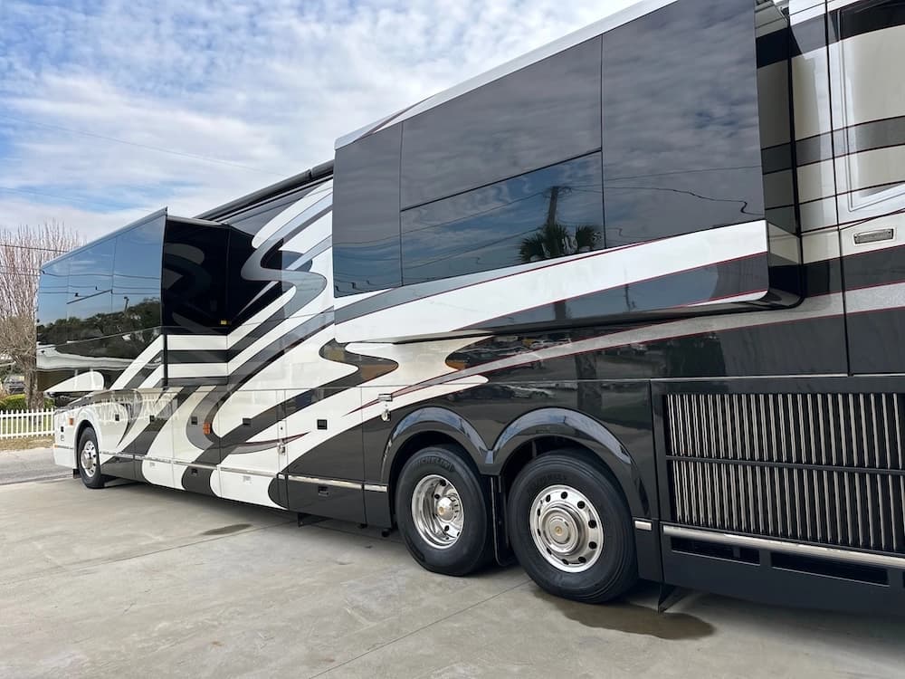 2012 Prevost Liberty H3-45 Motorhome - Image 3