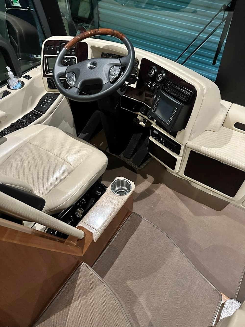 2012 Prevost Liberty H3-45 Motorhome - Image 9