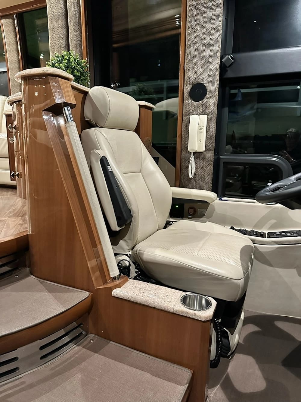 2012 Prevost Liberty H3-45 Motorhome - Image 10