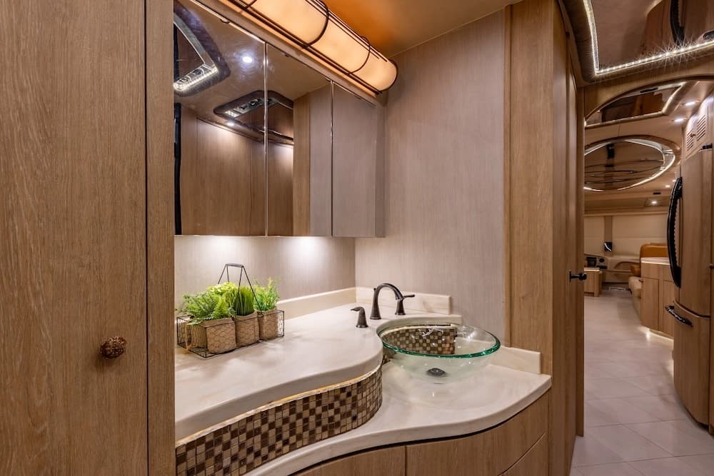 2008 Prevost Millennium XLII Motorhome - Image 10