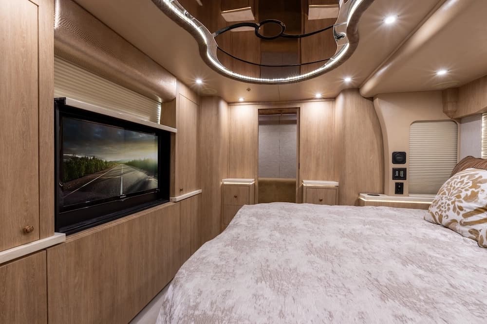 2008 Prevost Millennium XLII Motorhome - Image 8