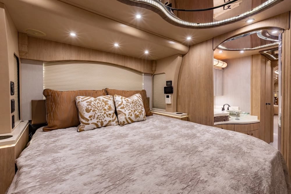 2008 Prevost Millennium XLII Motorhome - Image 9