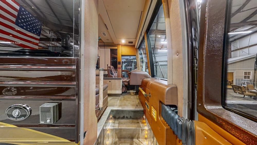 2007 Prevost Featherlite XLII Motorhome - Image 2