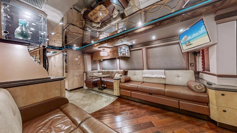 2007 Prevost Featherlite XLII Motorhome - Image 11