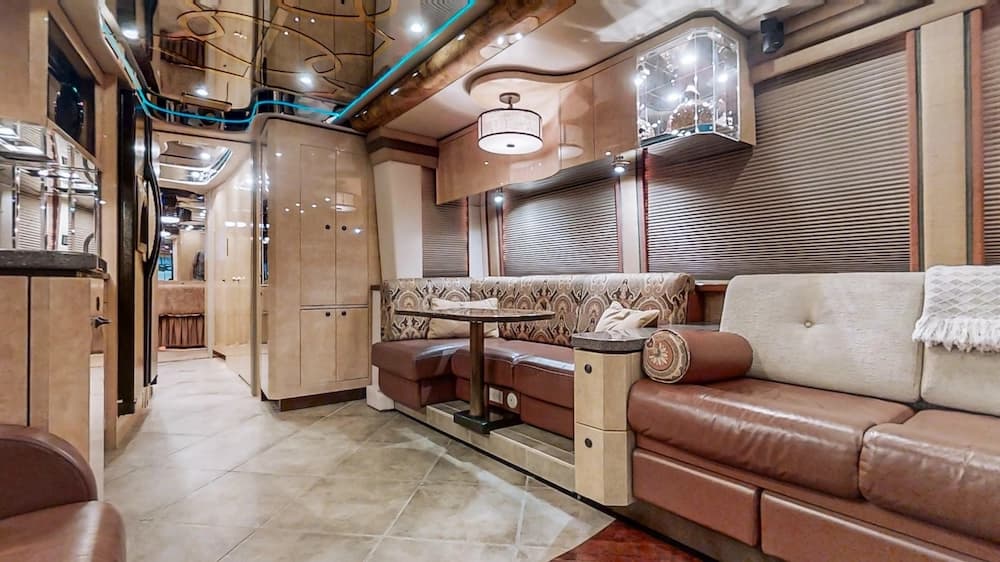 2007 Prevost Featherlite XLII Motorhome - Image 12