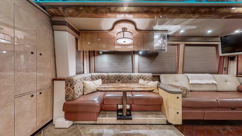 2007 Prevost Featherlite XLII Motorhome - Image 13