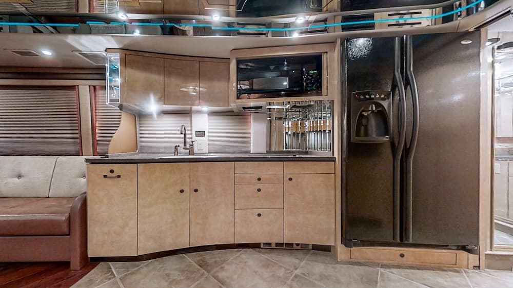 2007 Prevost Featherlite XLII Motorhome - Image 15