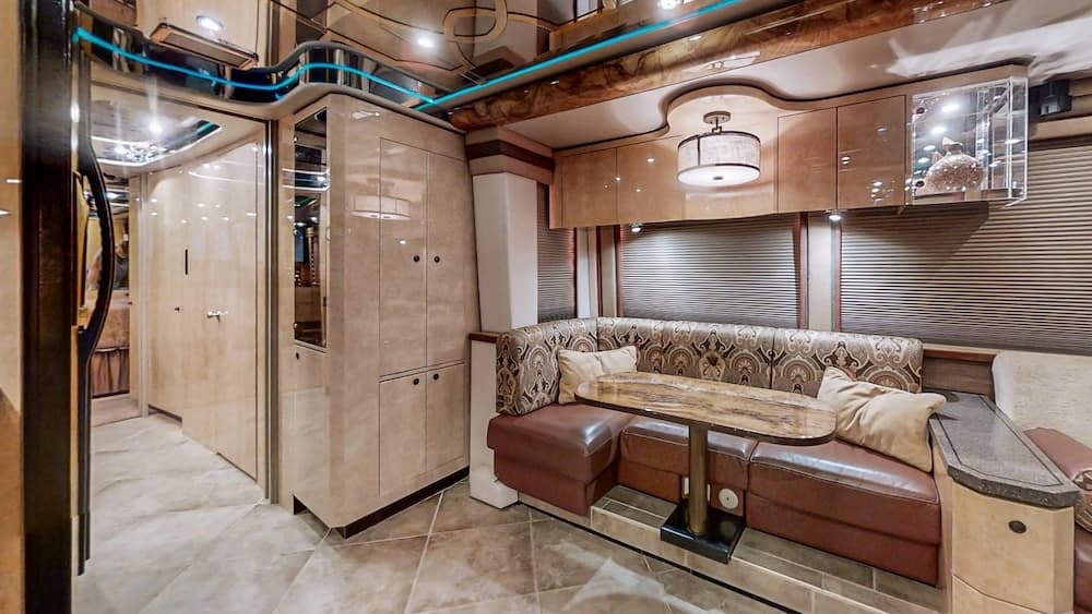 2007 Prevost Featherlite XLII Motorhome - Image 16