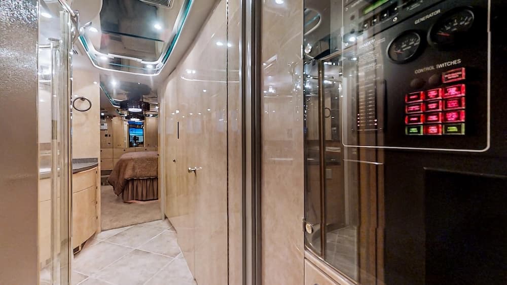 2007 Prevost Featherlite XLII Motorhome - Image 18