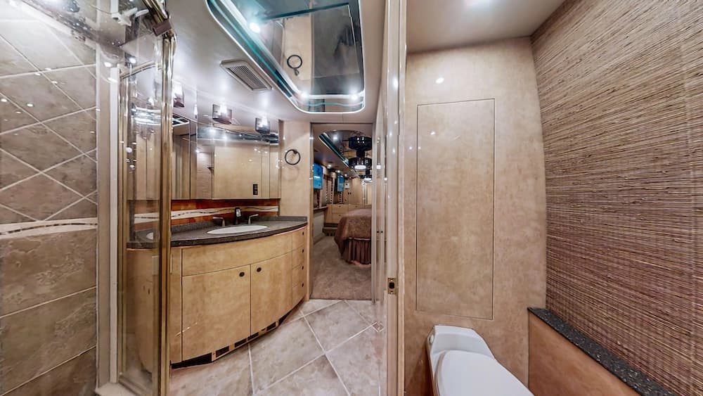 2007 Prevost Featherlite XLII Motorhome - Image 23