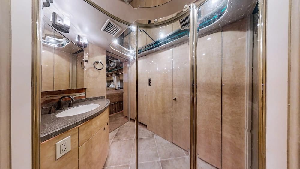 2007 Prevost Featherlite XLII Motorhome - Image 24