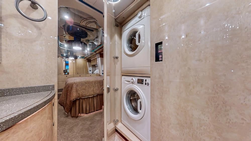 2007 Prevost Featherlite XLII Motorhome - Image 25