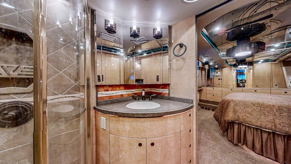 2007 Prevost Featherlite XLII Motorhome - Image 26