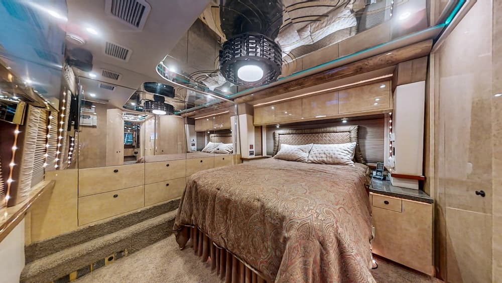 2007 Prevost Featherlite XLII Motorhome - Image 27