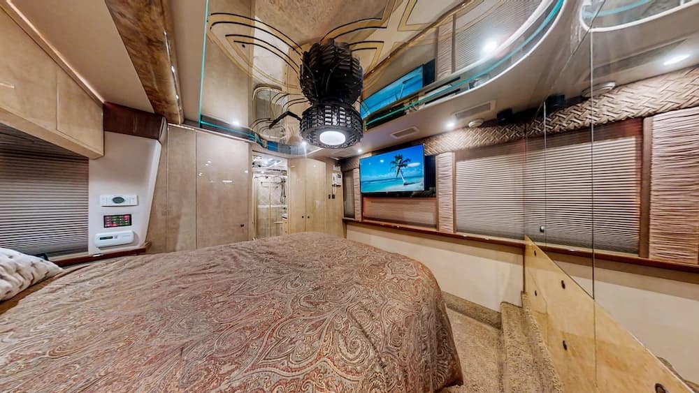 2007 Prevost Featherlite XLII Motorhome - Image 28