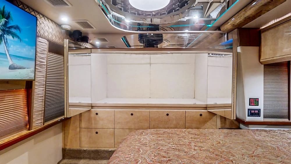 2007 Prevost Featherlite XLII Motorhome - Image 30
