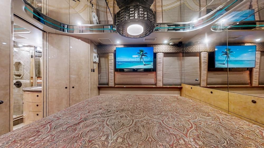 2007 Prevost Featherlite XLII Motorhome - Image 31