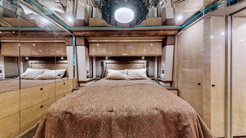 2007 Prevost Featherlite XLII Motorhome - Image 32