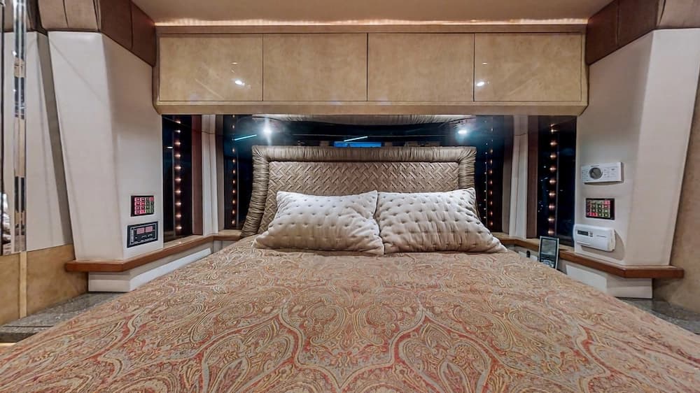 2007 Prevost Featherlite XLII Motorhome - Image 34
