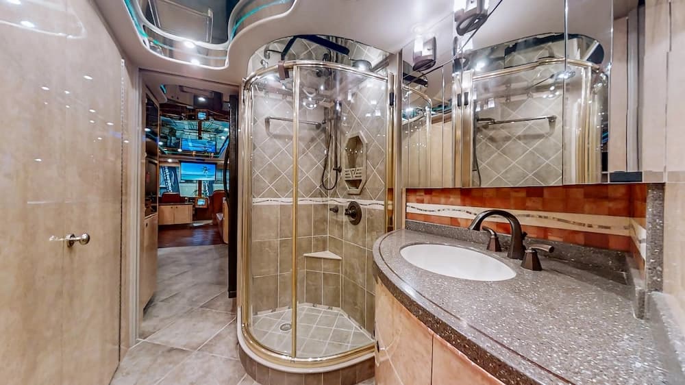 2007 Prevost Featherlite XLII Motorhome - Image 35