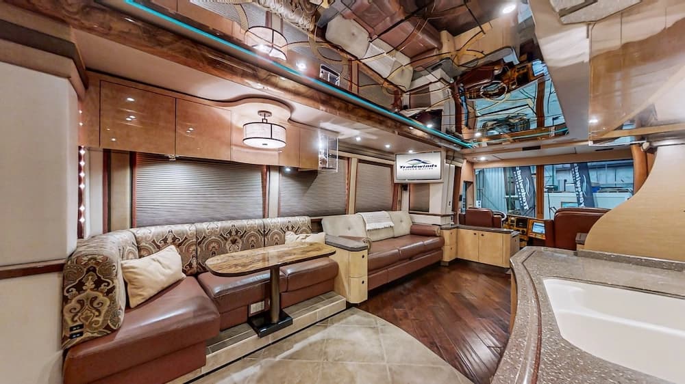 2007 Prevost Featherlite XLII Motorhome - Image 36