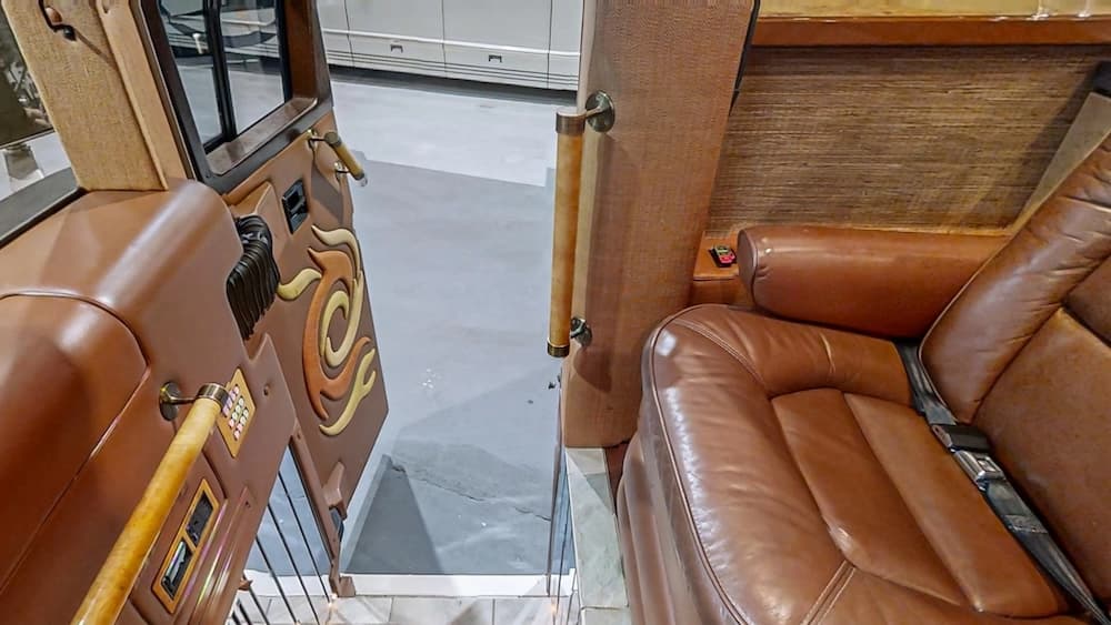 2007 Prevost Featherlite XLII Motorhome - Image 39
