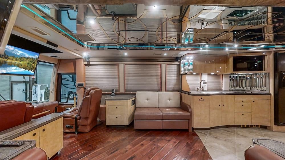 2007 Prevost Featherlite XLII Motorhome - Image 5