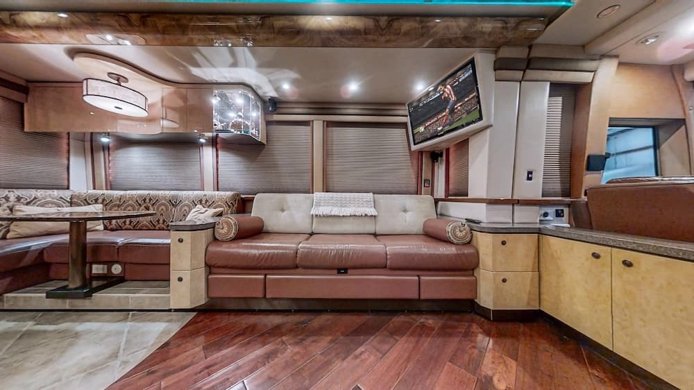 2007 Prevost Featherlite XLII Motorhome - Image 7