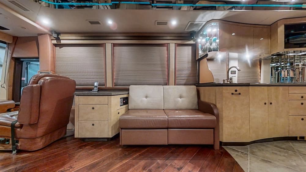 2007 Prevost Featherlite XLII Motorhome - Image 9