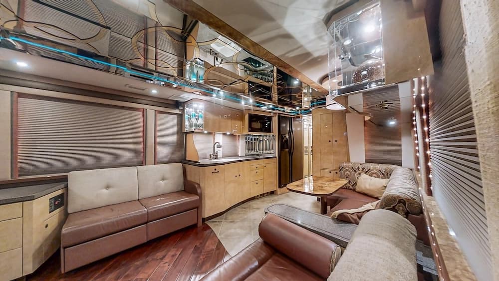 2007 Prevost Featherlite XLII Motorhome - Image 10