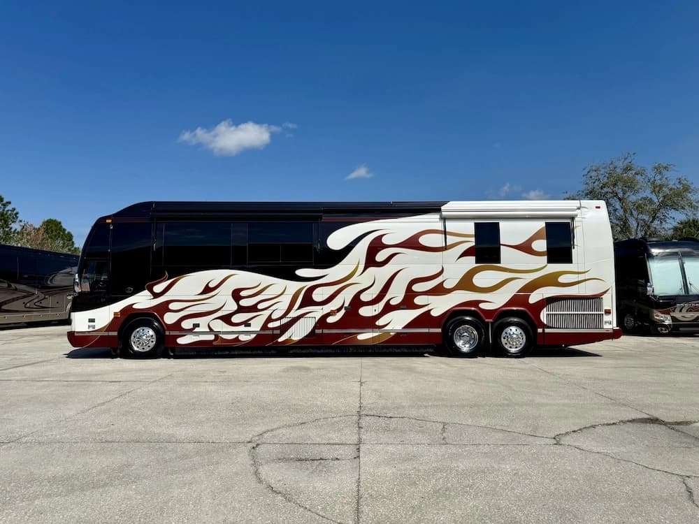 2006 Prevost Featherlite H3-45 Motorhome - Image 11