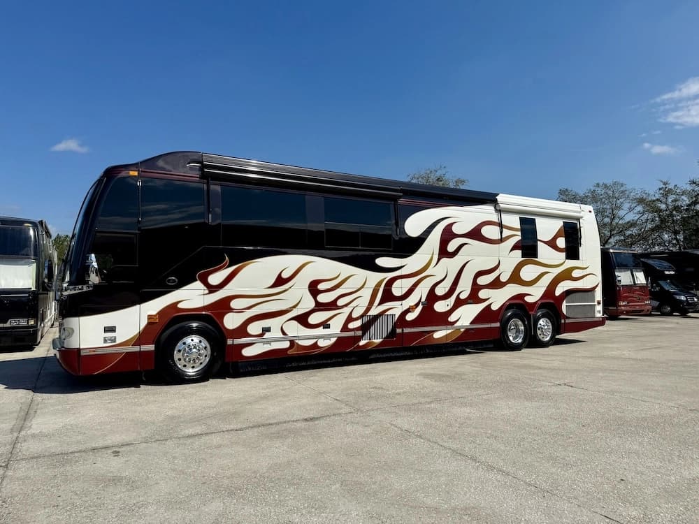 2006 Prevost Featherlite H3-45 Motorhome - Image 12