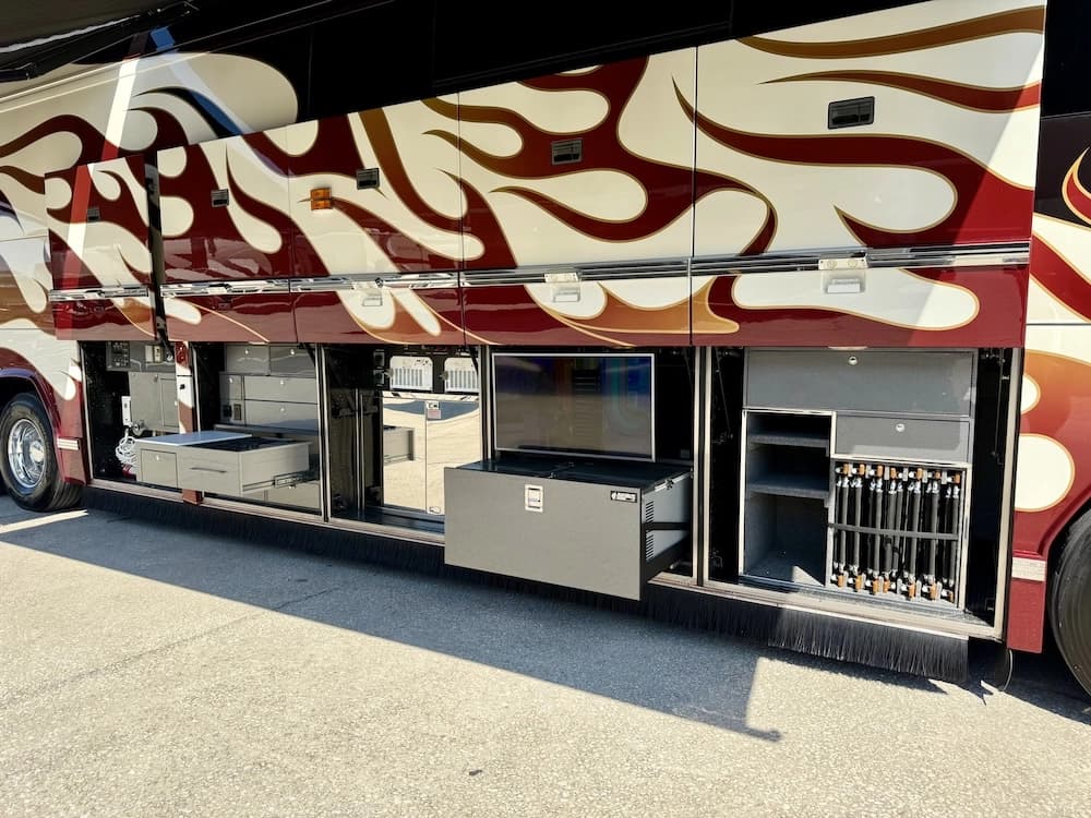 2006 Prevost Featherlite H3-45 Motorhome - Image 26