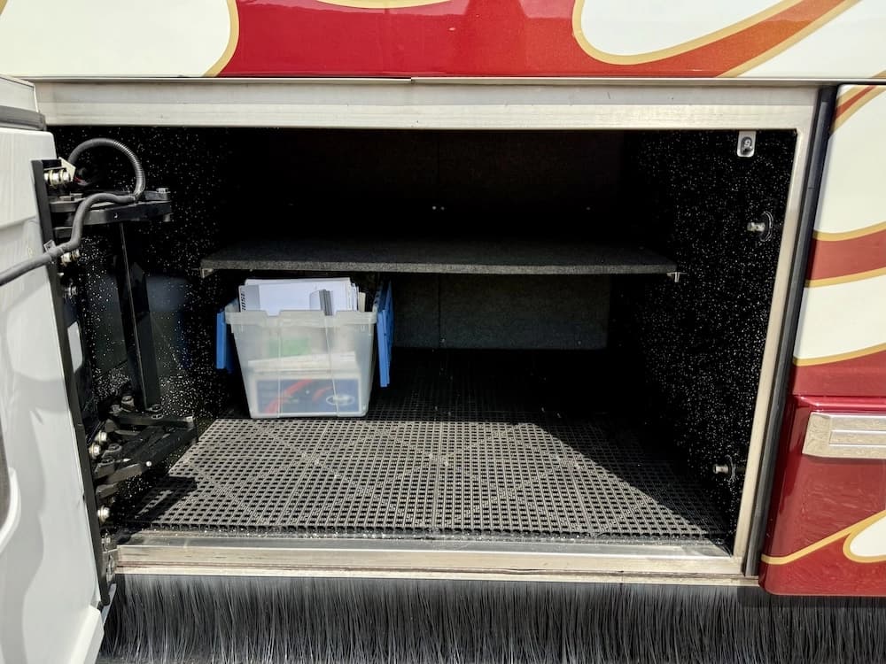 2006 Prevost Featherlite H3-45 Motorhome - Image 28