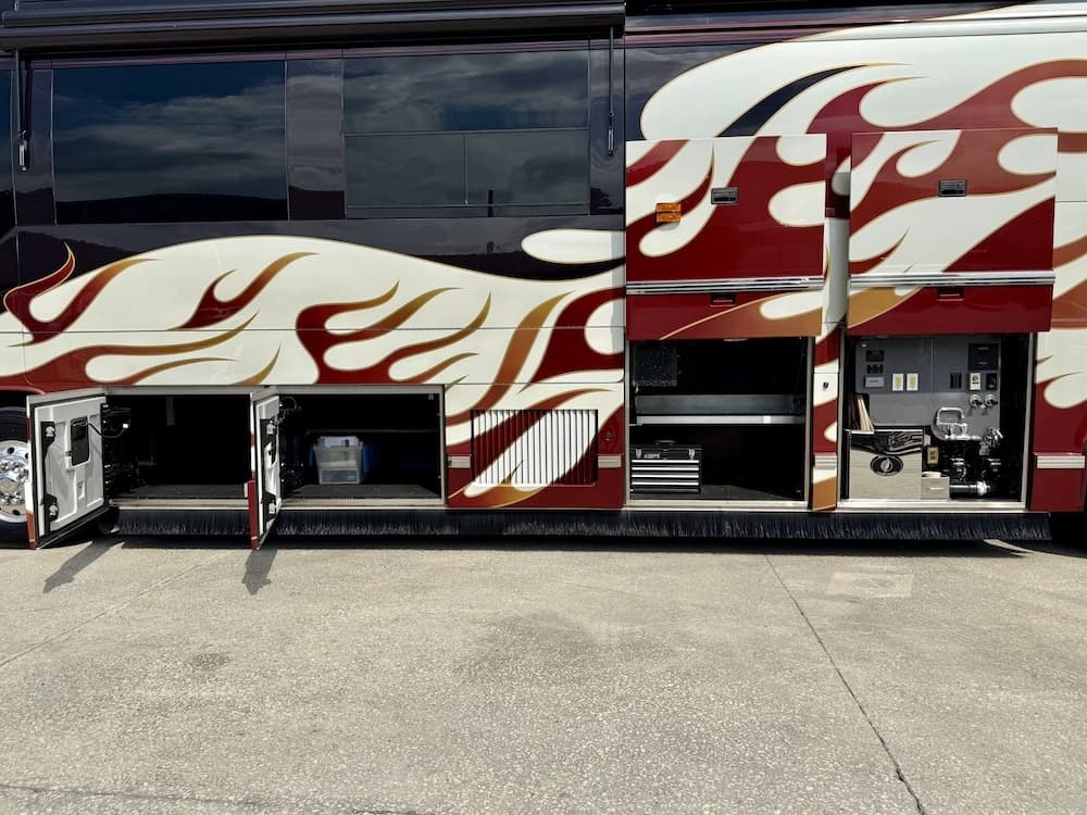 2006 Prevost Featherlite H3-45 Motorhome - Image 31