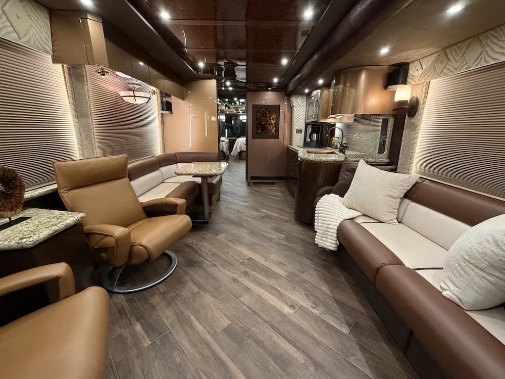 2006 Prevost Featherlite H3-45 Motorhome - Image 32