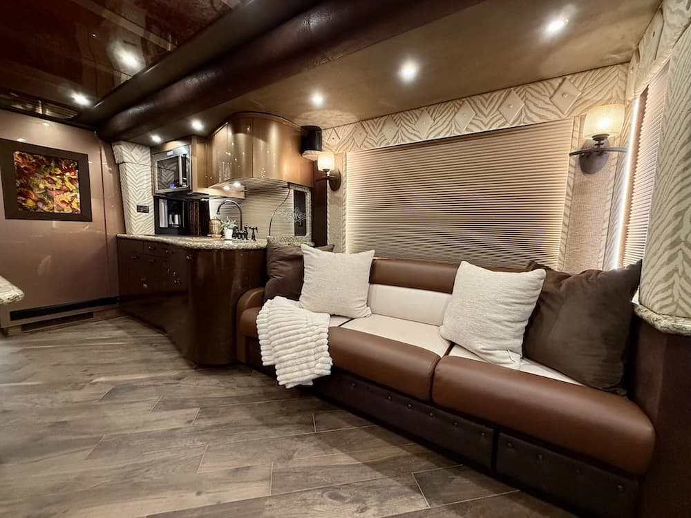 2006 Prevost Featherlite H3-45 Motorhome - Image 33