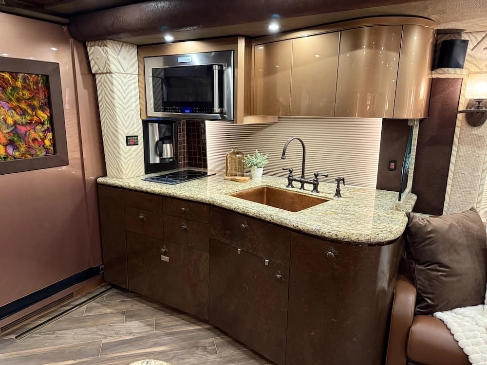 2006 Prevost Featherlite H3-45 Motorhome - Image 36