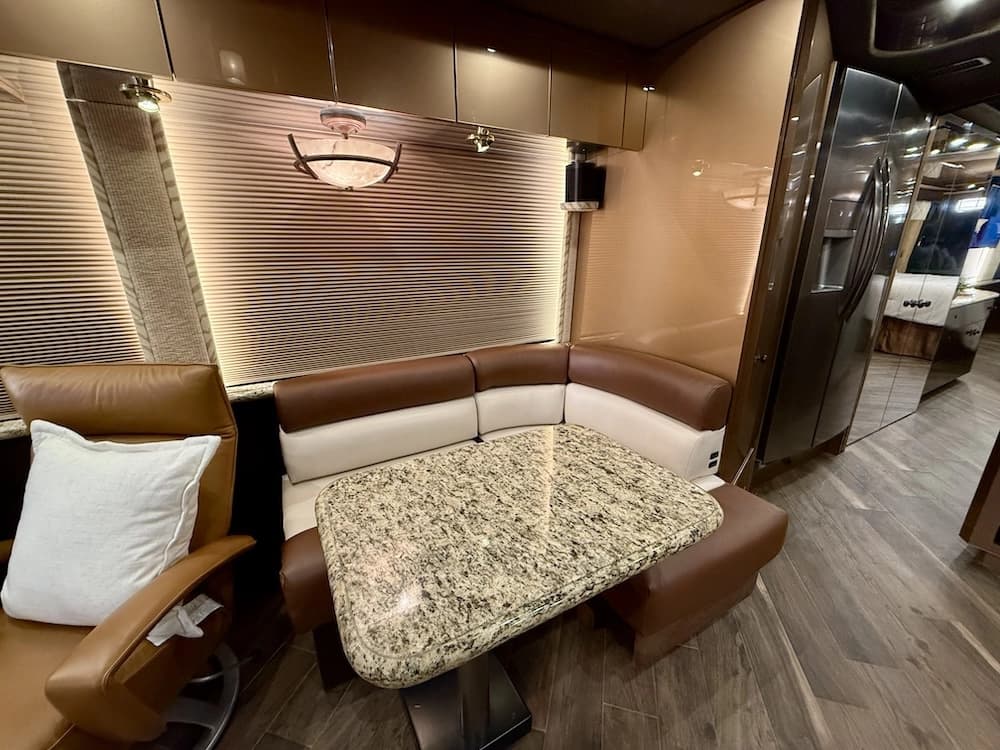 2006 Prevost Featherlite H3-45 Motorhome - Image 37