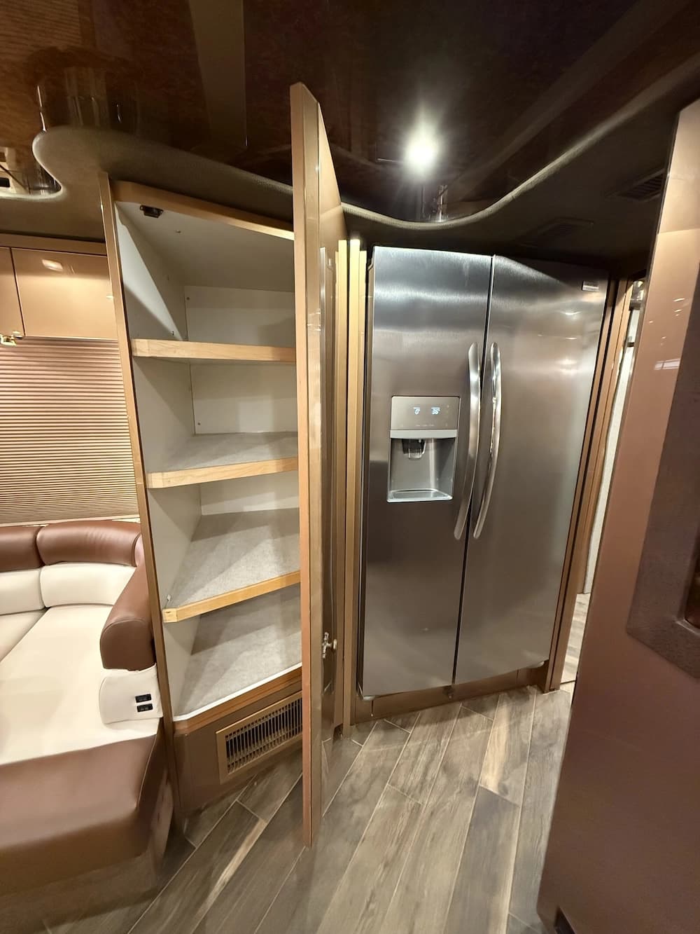 2006 Prevost Featherlite H3-45 Motorhome - Image 38