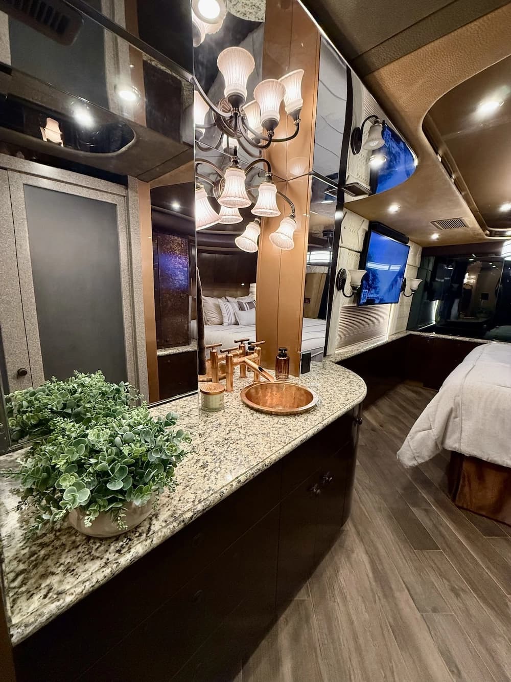 2006 Prevost Featherlite H3-45 Motorhome - Image 41