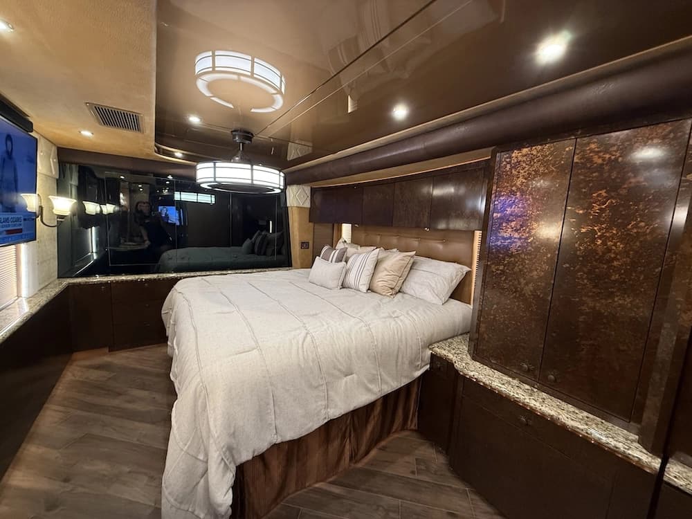 2006 Prevost Featherlite H3-45 Motorhome - Image 42