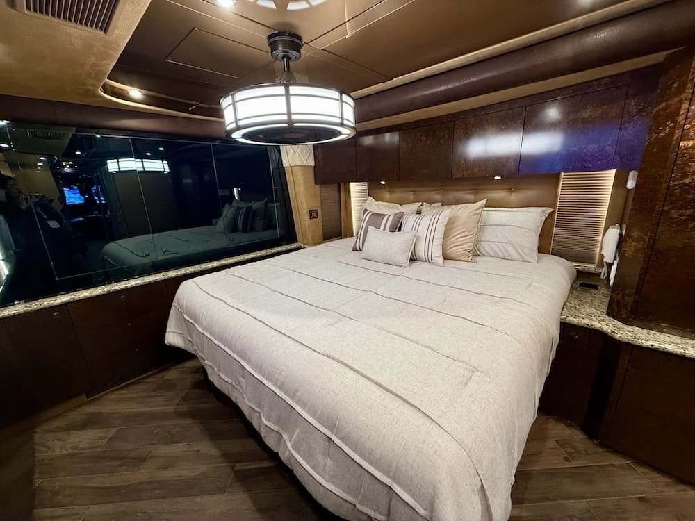 2006 Prevost Featherlite H3-45 Motorhome - Image 43