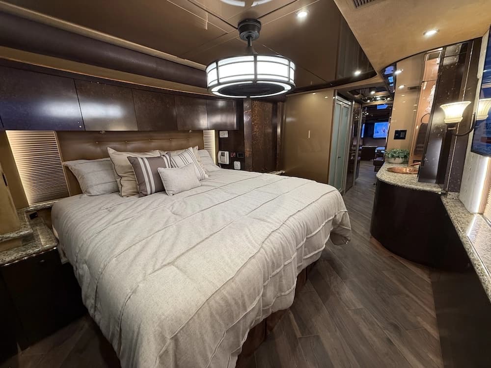 2006 Prevost Featherlite H3-45 Motorhome - Image 44