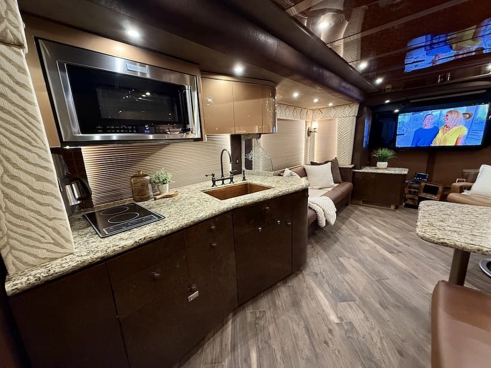 2006 Prevost Featherlite H3-45 Motorhome - Image 47