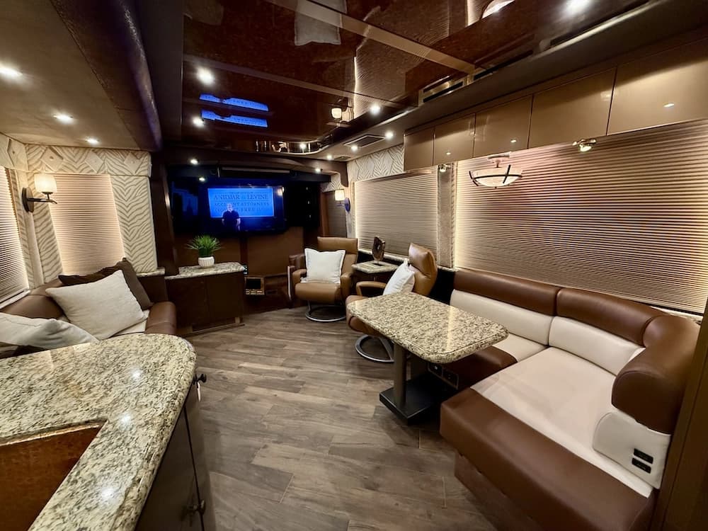 2006 Prevost Featherlite H3-45 Motorhome - Image 48