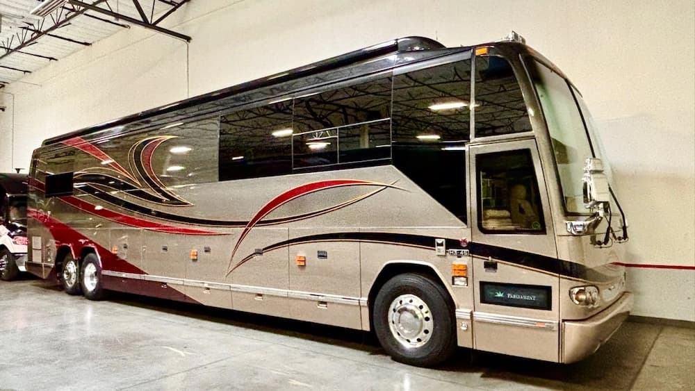 2005 Prevost Parliament H3-45 Motorhome - Image 1