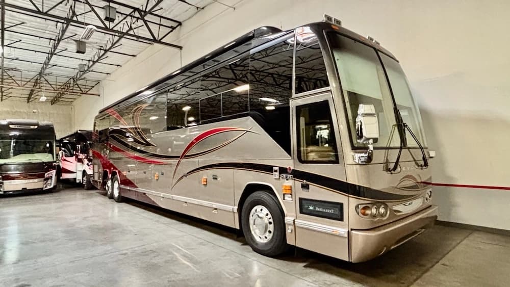 2005 Prevost Parliament H3-45 Motorhome - Image 2