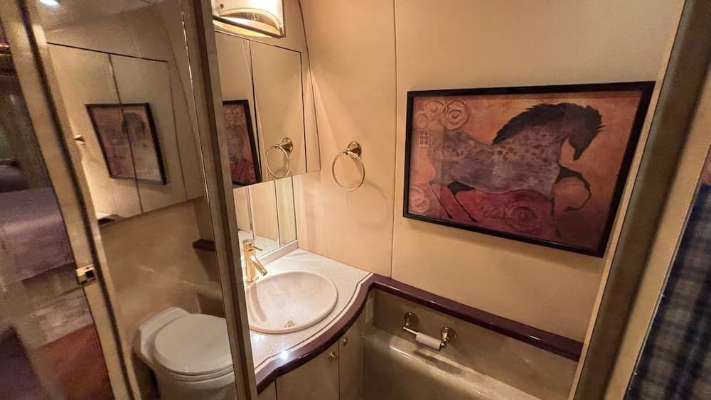 2005 Prevost Parliament H3-45 Motorhome - Image 12